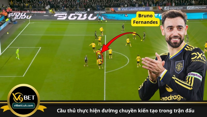 cầu thủ thực hiện đường chuyền kiến tạo trong trận đấu