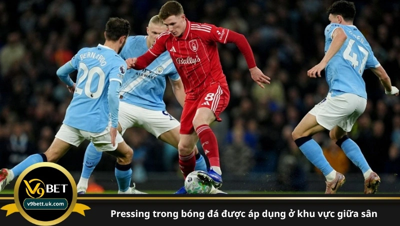 pressing trong bóng đá được áp dụng ở khu vực giữa sân