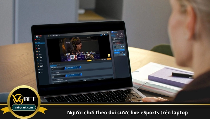 người chơi theo dõi cược live eSports trên laptop