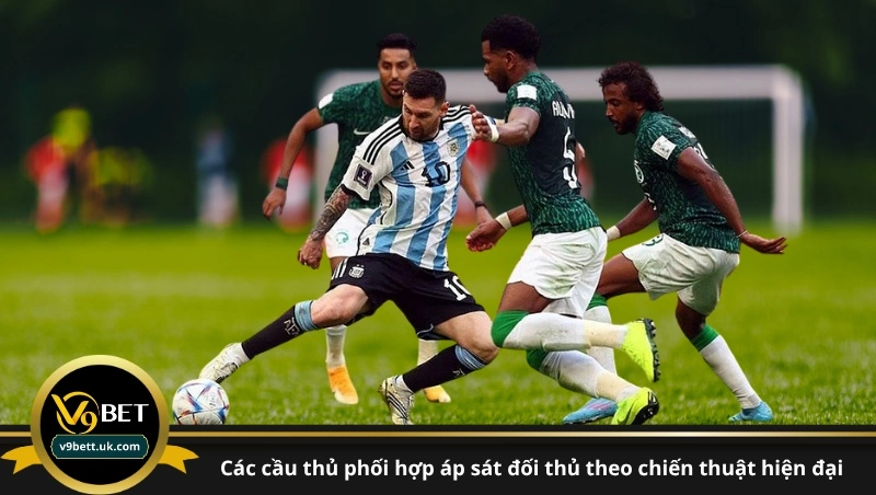 các cầu thủ phối hợp áp sát đối thủ theo chiến thuật hiện đại
