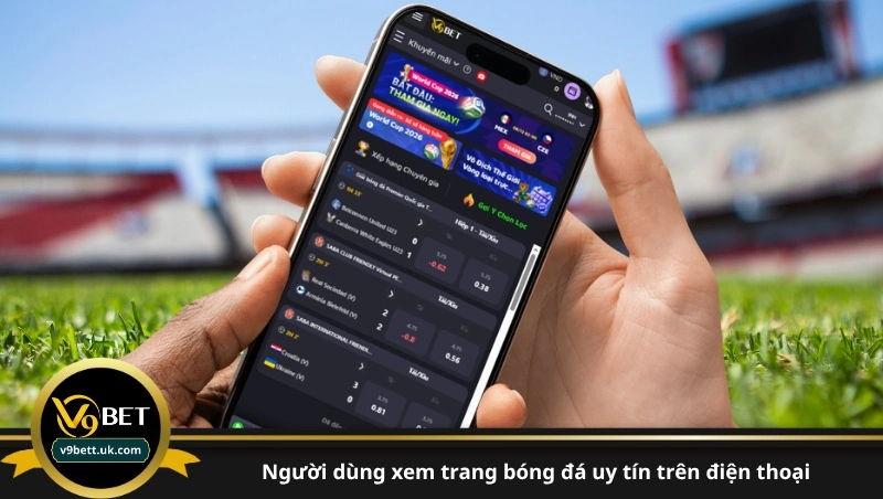 người dùng xem trang bóng đá uy tín trên điện thoại