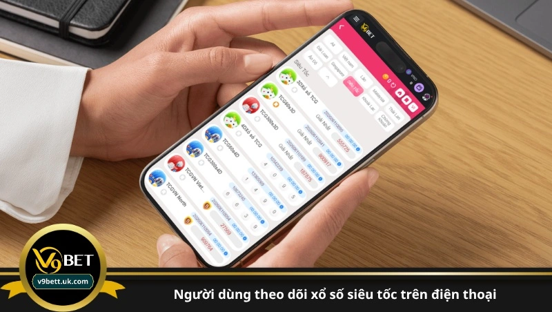 người dùng theo dõi xổ số siêu tốc trên điện thoại